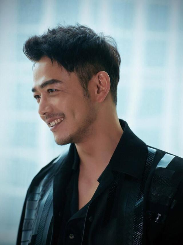 杨烁也是借故想要把手搭在刘涛肩膀上,当时边上的祖峰看不下去了,把