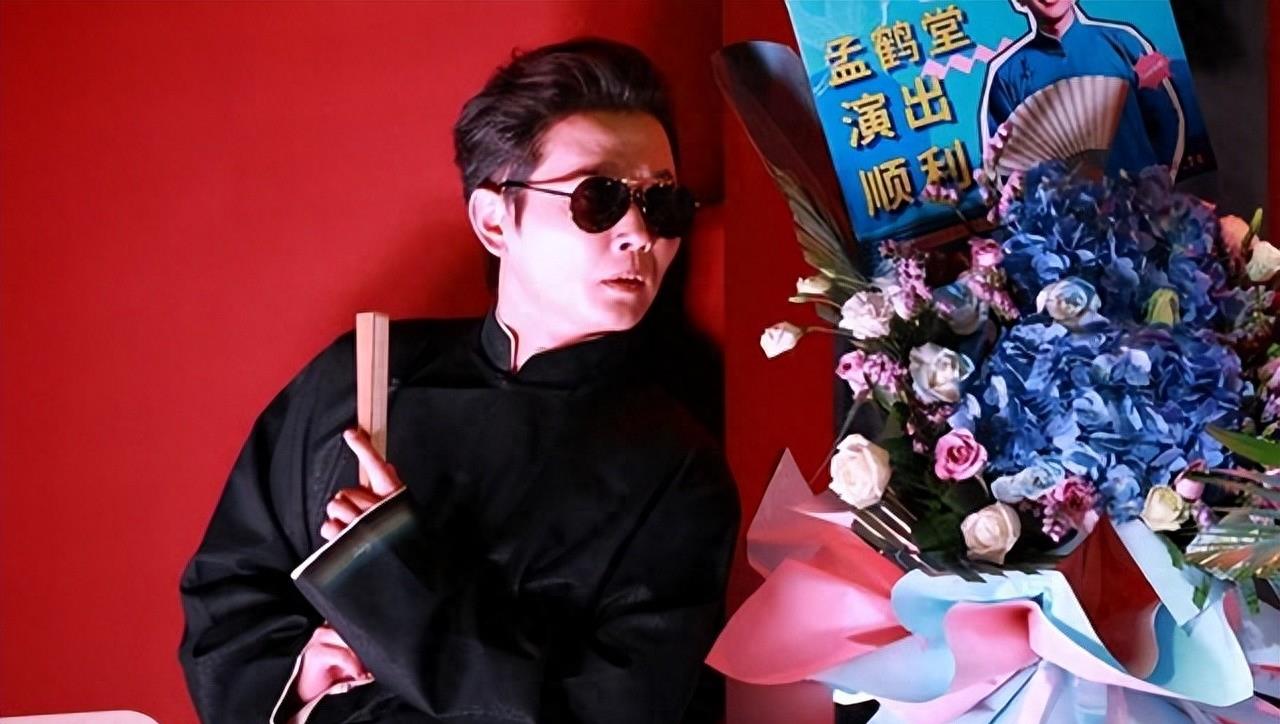 德云社孟鹤堂合影,秦霄贤成了好奇宝宝,他们兄弟姐妹关系真好_作品