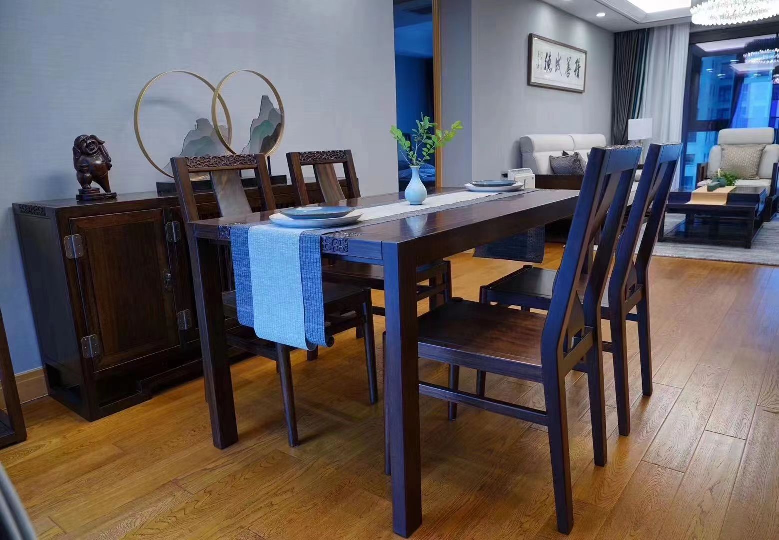 上的图案和色彩都选用了具有中国传统文化特色的元素:青花瓷,中国结