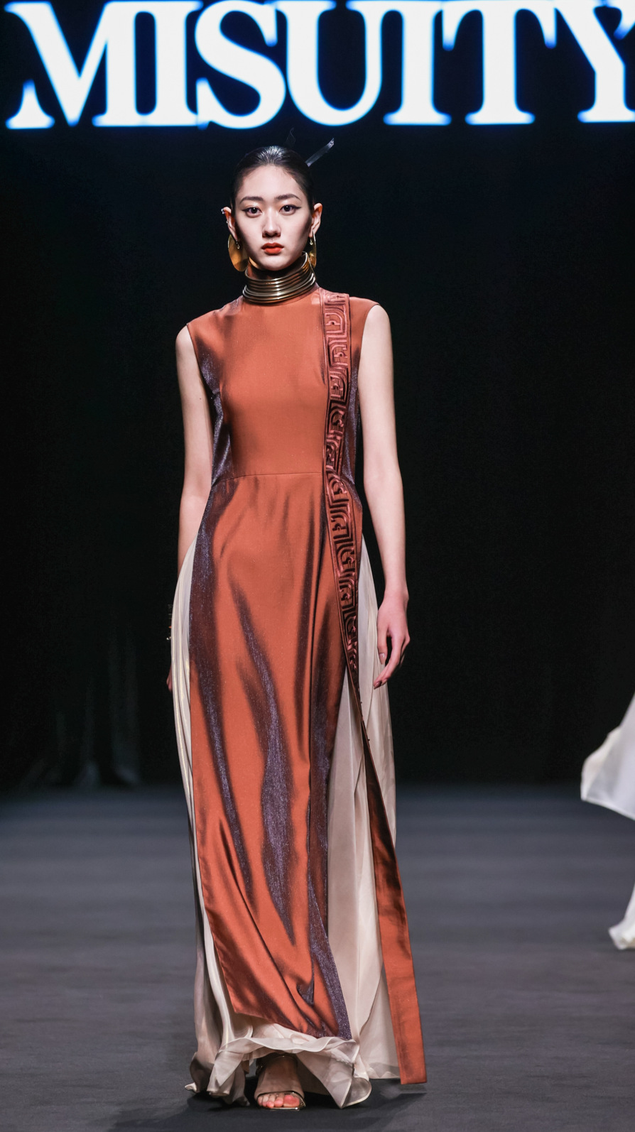 day1 秀场直击 misuity米休缇·【见己】ss24中国国际时装周开幕大秀