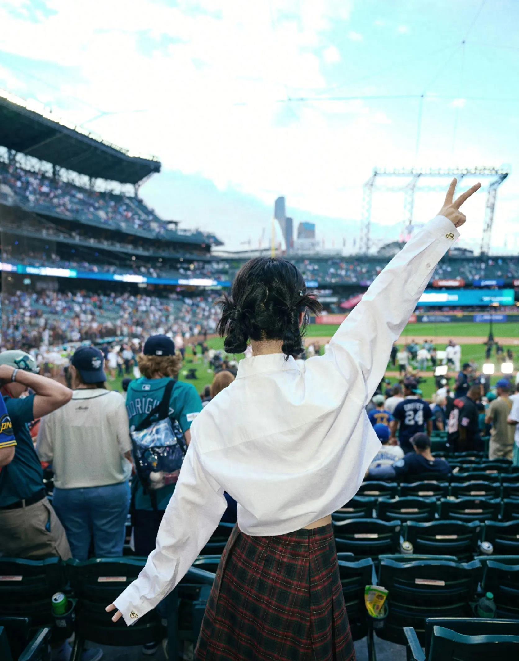 杨紫在instagram上发布的照片也显示,明星的圈子不仅仅是手电筒和红