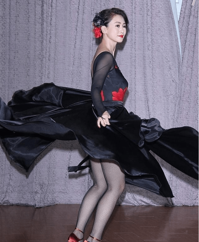 翁虹再一次沉沦了,黑色渔网丝袜搭配薄纱礼服大秀迷人身姿!