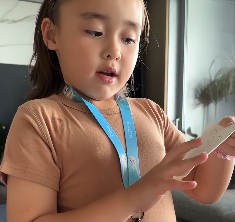 叶海洋赴美怀3胎,大女儿写中文名要哥哥,越长越像她_孩子_doris_性格