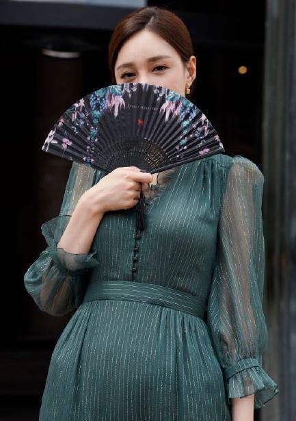 不过没有刘海后气质确实提升了,沈梦辰的发际线并不高,明明很完美的发