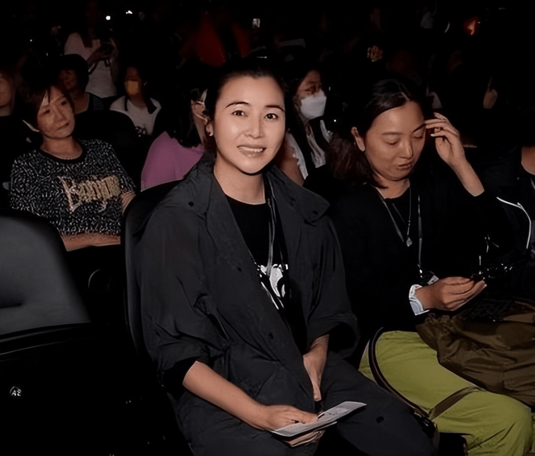 郑伊健夫妻逛超市,她56岁仍帅气,蒙嘉慧发福驼背比普通大妈还老_显得