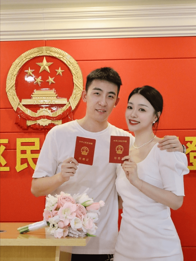 国乒名将官宣喜讯,妻子颜值相当高,曾击败樊振东卫冕全国冠军_马特_国