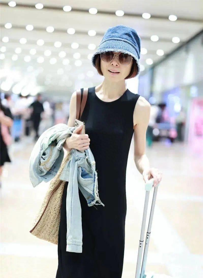 53岁鲁豫整容变美!机场穿修身裙,时尚又曲线美!_相关_衣服_显得