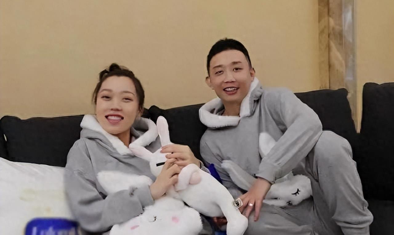 睡银行门口,曾养gai六年的她,终究是败给了现实_女孩_生活_王斯然