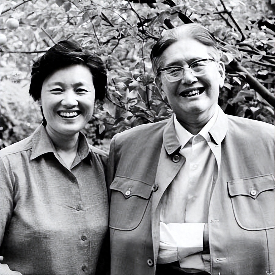 逝世后葬在4个地方,每个墓地意义不同,看外交家乔冠华传奇一生