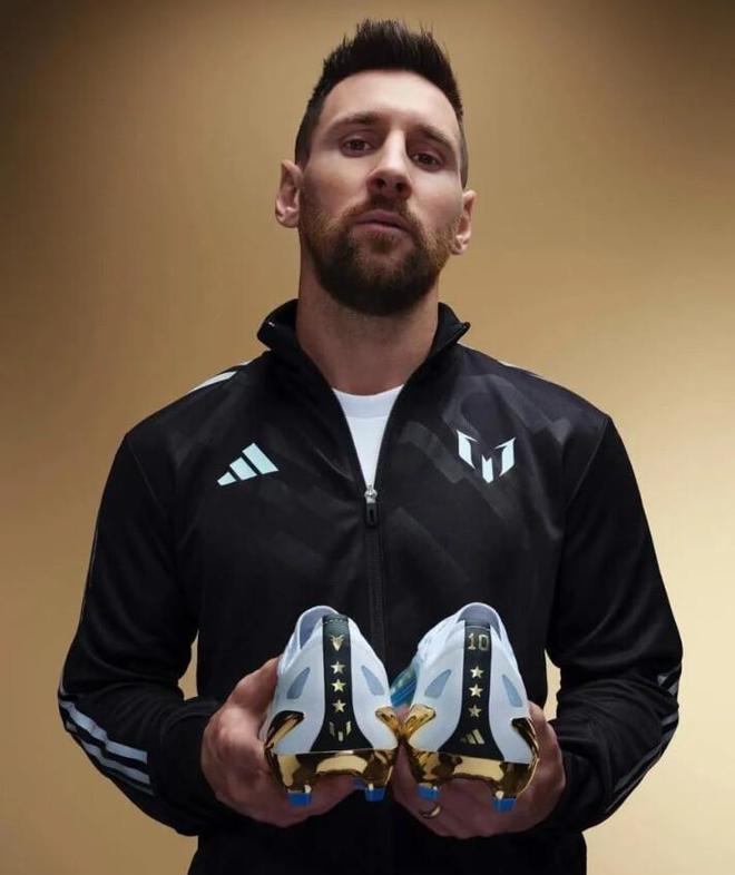 梅西穿新球鞋亮相世预赛,球鞋印有三星,10号,山羊头等标志_阿根廷