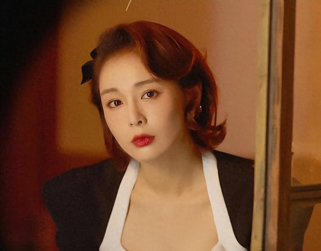 网友机场偶遇:高叶的"极品身材"引发热议 详细报道