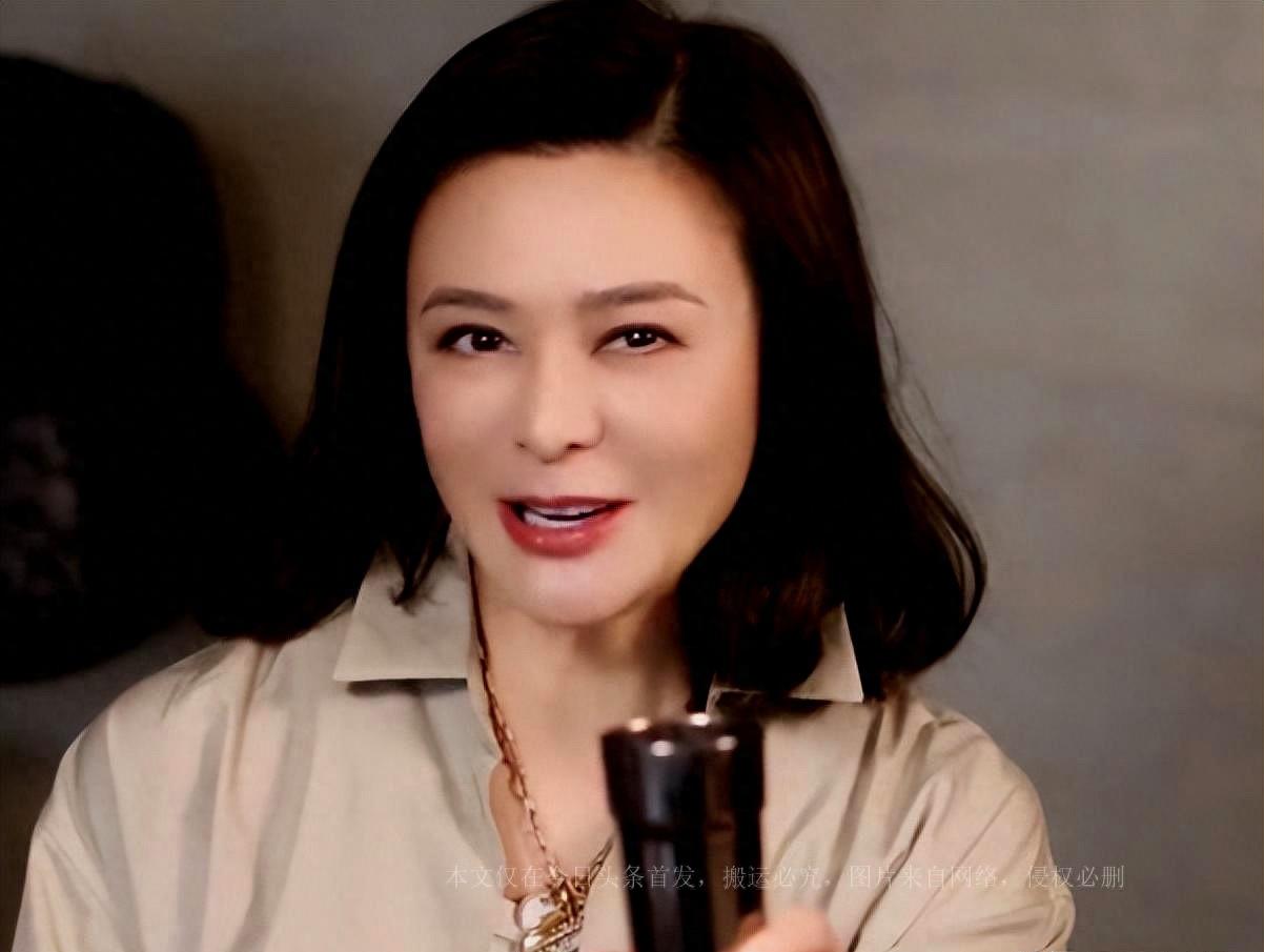 关之琳晒照疑忘拉裤子拉链,独自饮酒谈感情伤感,60岁单身被催婚_生活