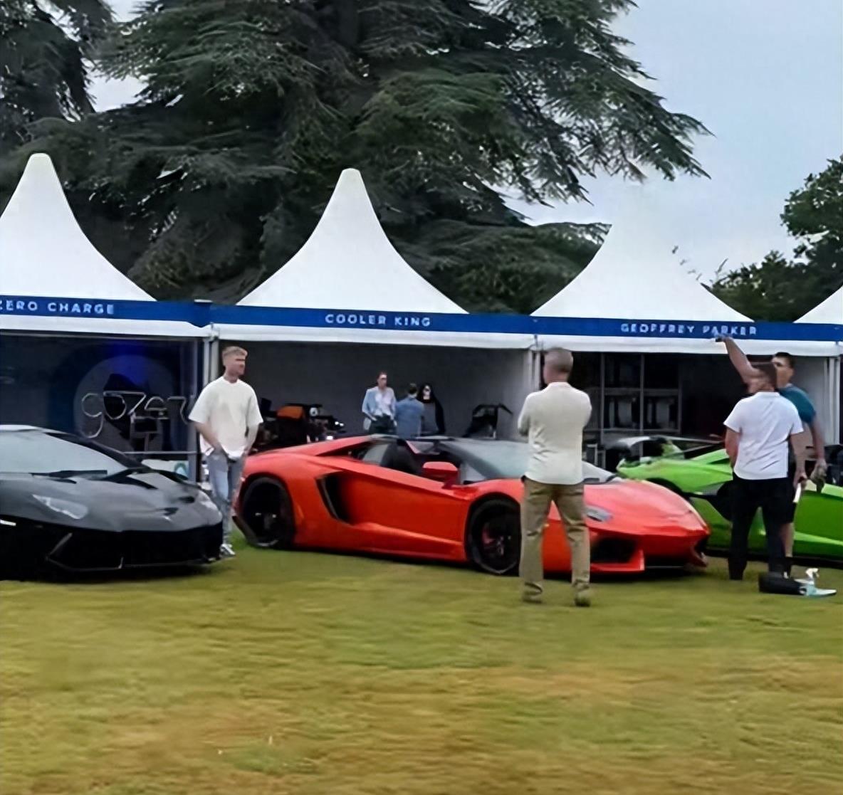 同一天,殷世航也分享了自己开跑车的画面,之后他去了一个车展,公园