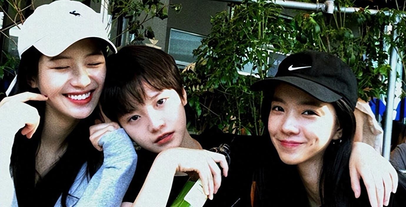 有着"京圈公主"之称的徐静蕾,这两年推出了两位新人演员,一位是向涵之