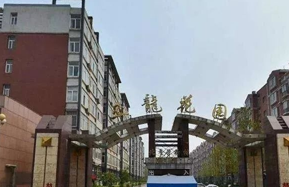 小区物业禁止遛狗，有狗证也不行……“请问是谁给你的权利？” 
