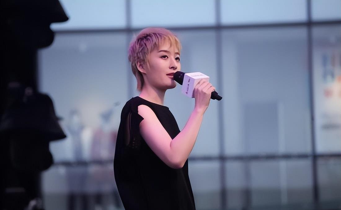 曾轶可:被官媒点名气走评委,与刘亦菲传恋情,如今性取向成迷?