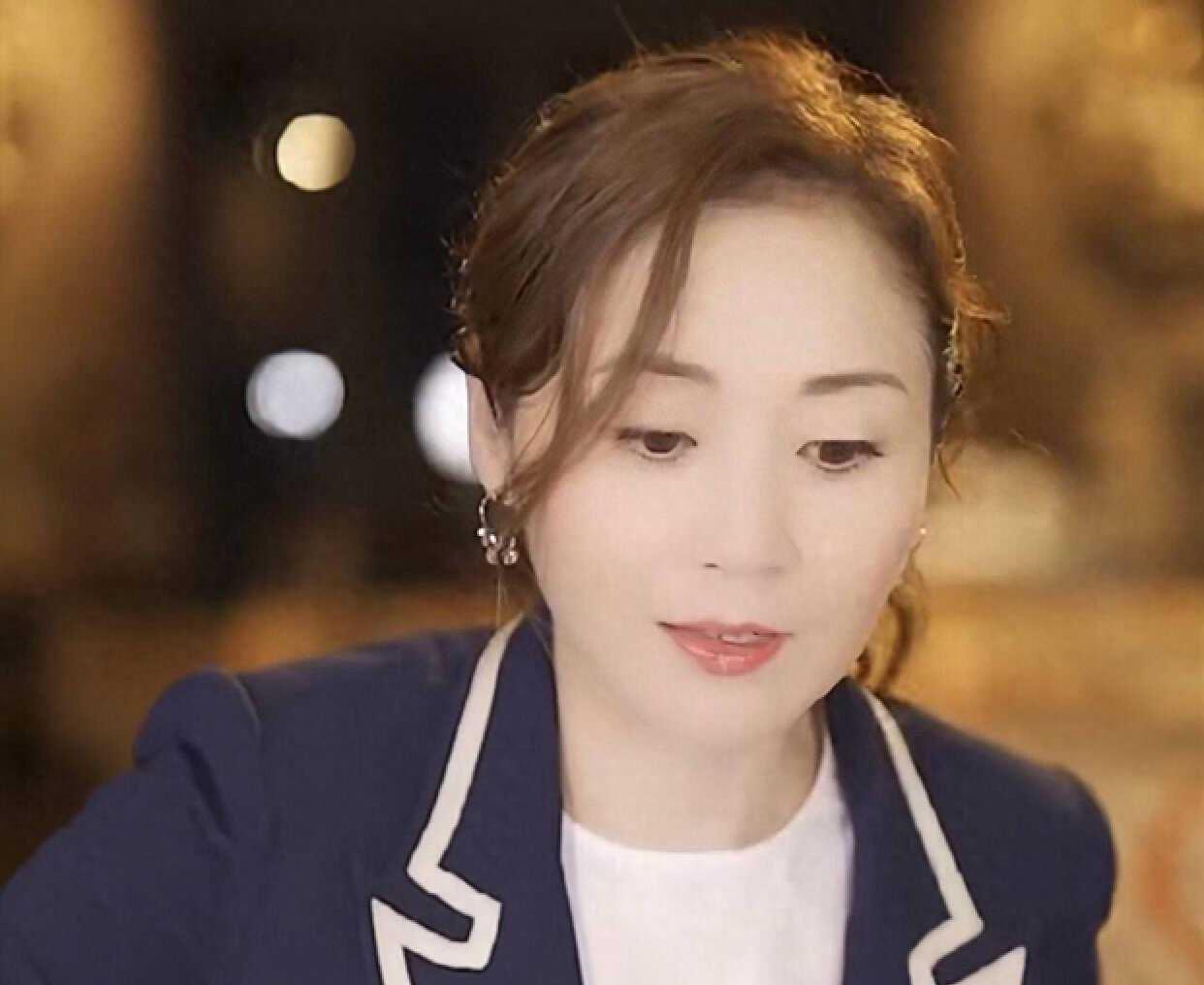香港“最美腿”真面目曝光!她身穿白衬衫,秀出姣好的身材,小蛮腰惹眼_万绮雯_生活_网友