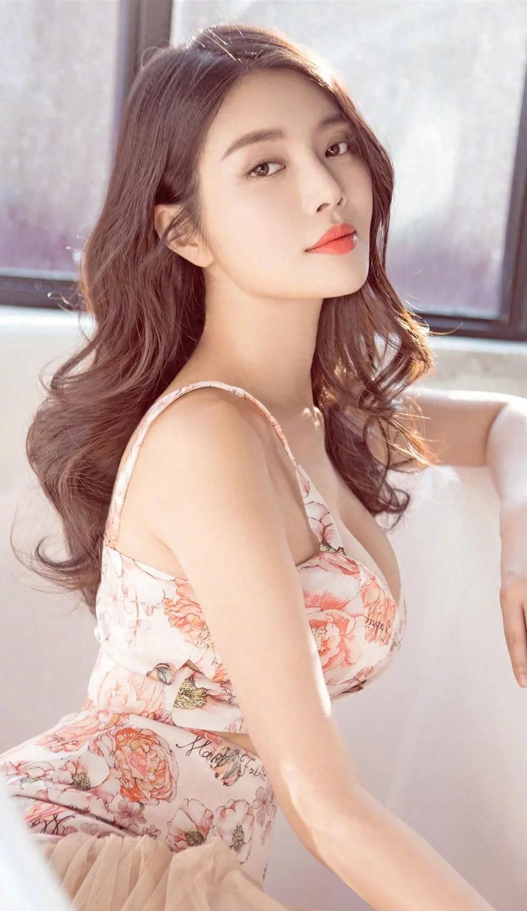 徐冬冬在山洞里拍时尚照穿抹身材黑裙身材丰腴,网友是怎么评论的?