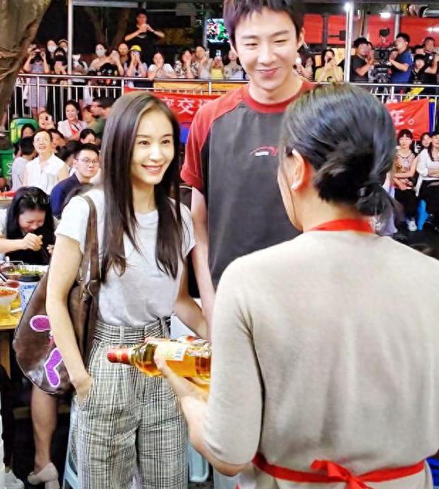 女大三抱金砖,王子文刘宇宁十指紧扣走上街头,两人因戏生情了?