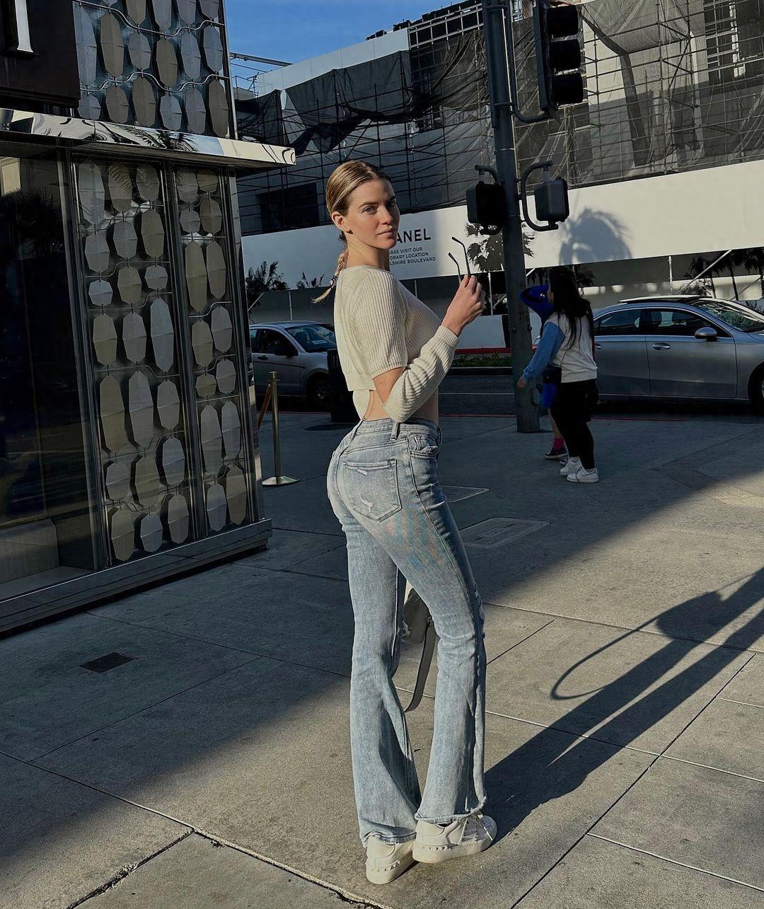 超长性感美腿,前后凸凸,火辣曲线,天下尤物:意大利超模sara_croce