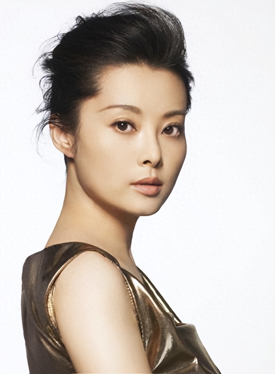 51岁袁立罕见露面,身材臃肿腿部满是疤痕,细节可见婚姻状态_公益_网友