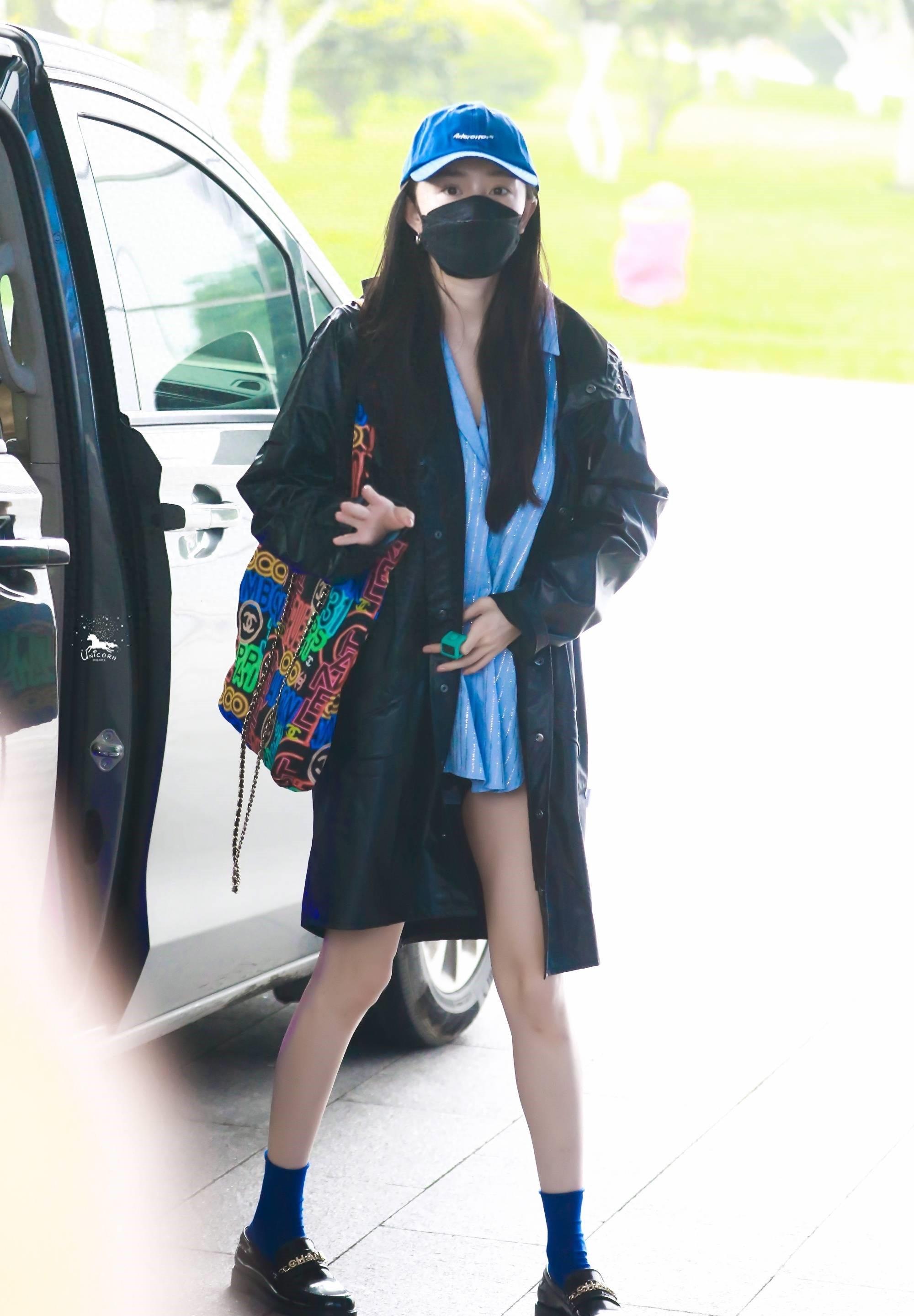 杨幂带火了一种穿法,叫"上半身全遮,下半身不穿",减龄显腿长_上衣