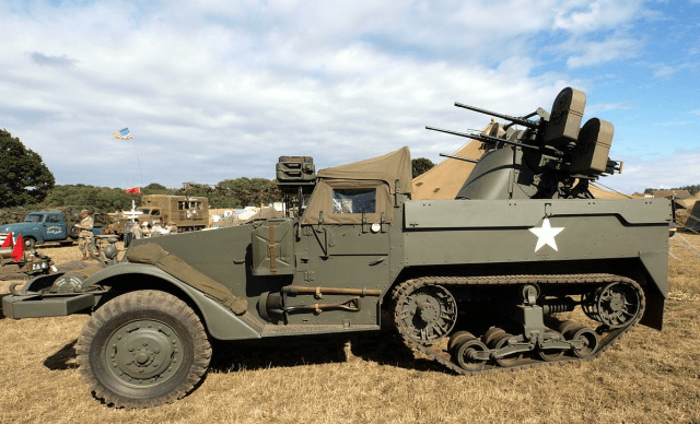 图为m16半履带防空装甲,重10吨,搭载一台128马力汽油机,时速67公里,配