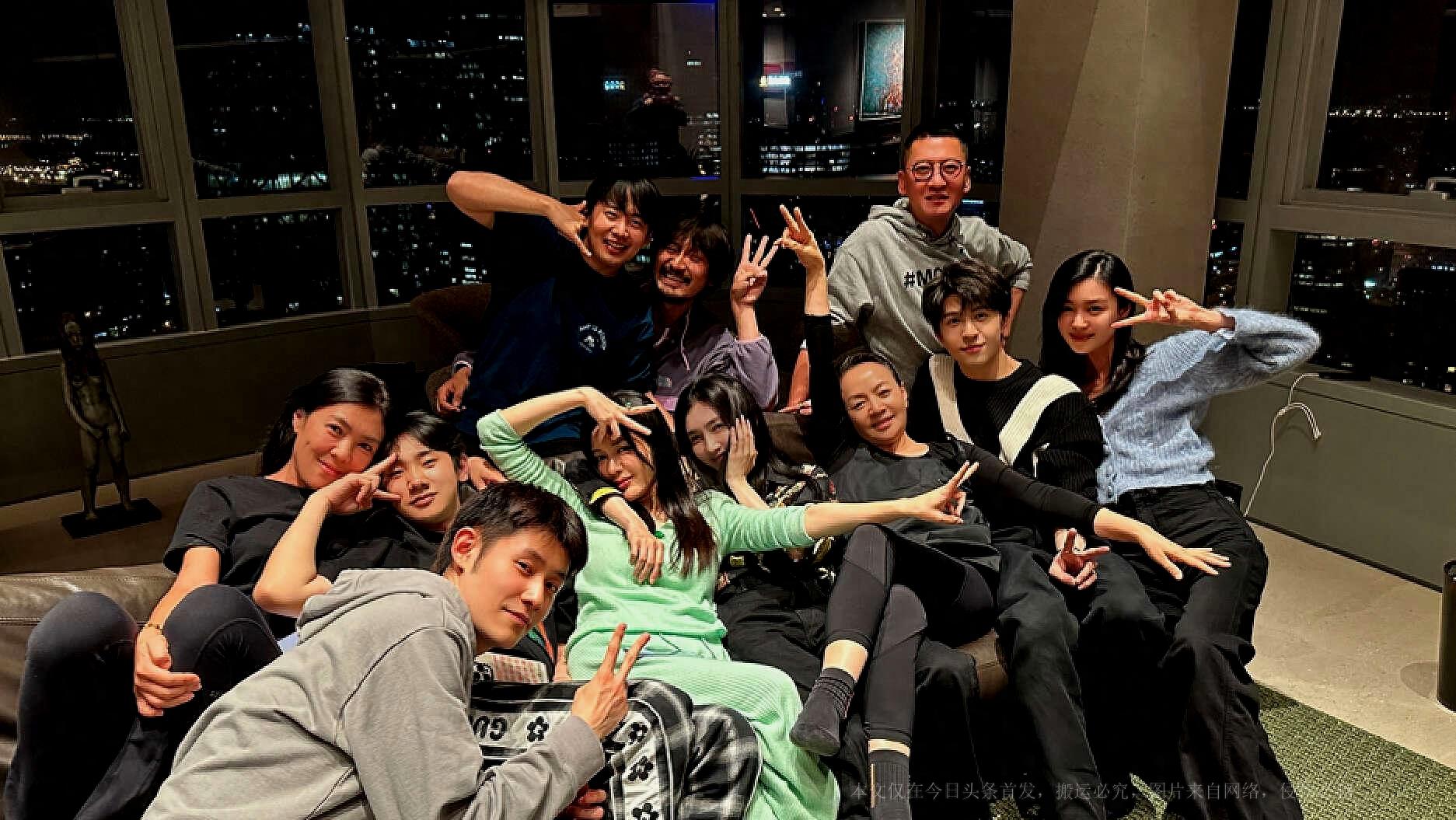 宋丹丹邀众星深夜聚会躺成一团好亲密,周杰郑恺江疏影苏芒均在_明星