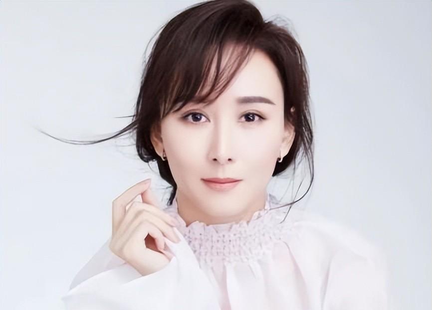 "拿督夫人"胡静:被亿万富豪追三年,打败杨紫琼嫁豪门却穿地摊货