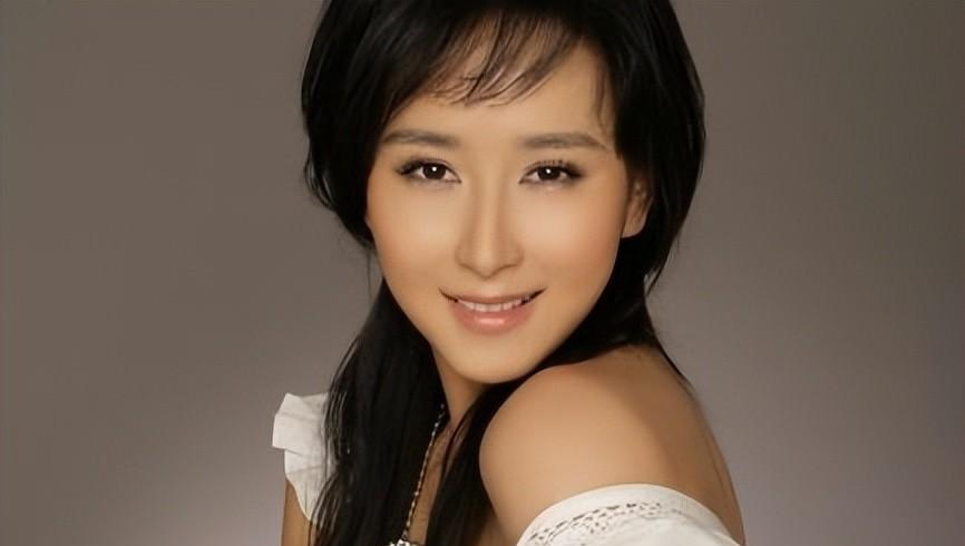 "拿督夫人"胡静:被亿万富豪追三年,打败杨紫琼嫁豪门却穿地摊货