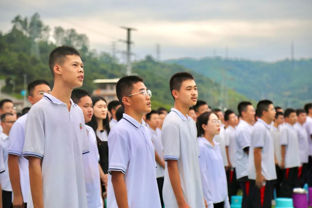 伴随着雄壮激昂的国歌,9月8日下午,龙岩一中锦山学校2023-2024学年