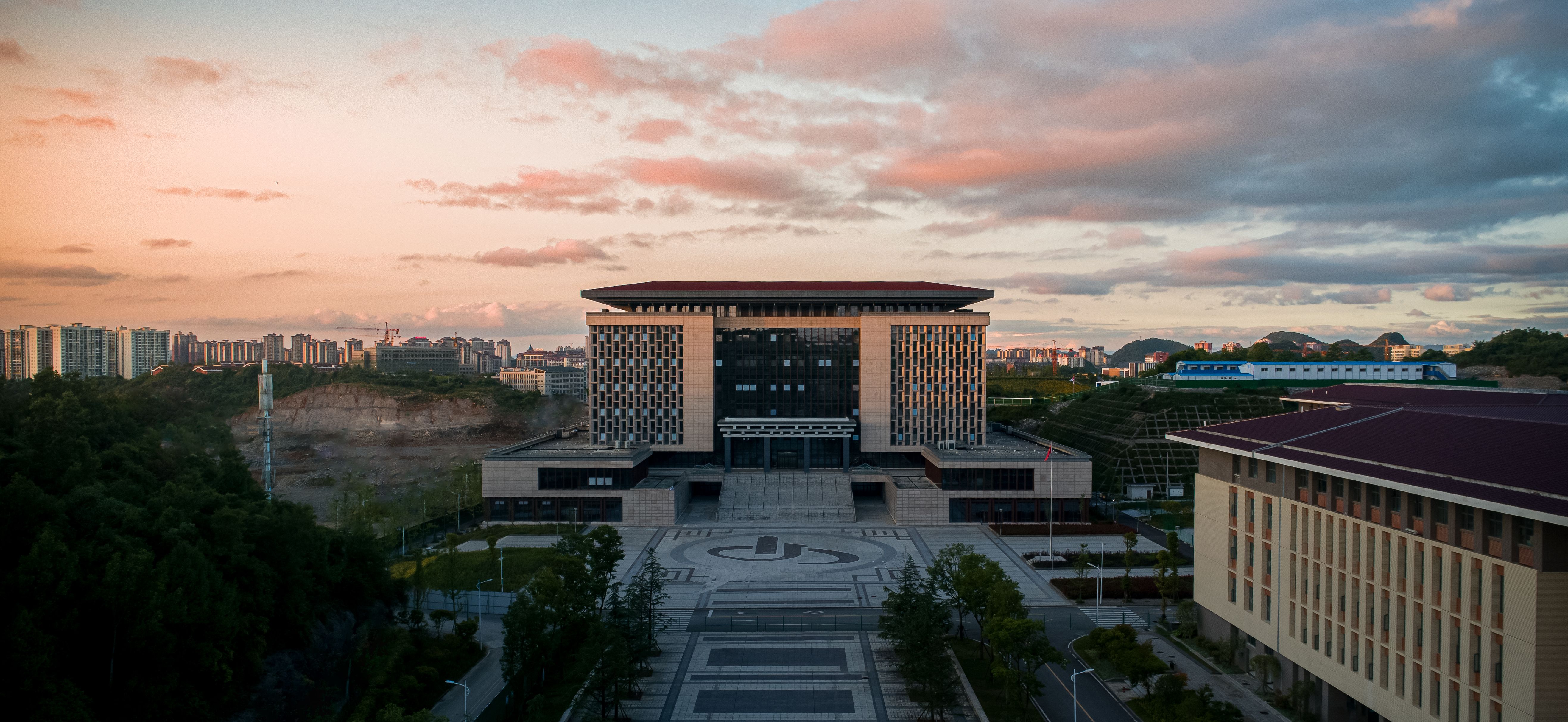 贵州理工学院主楼照图片