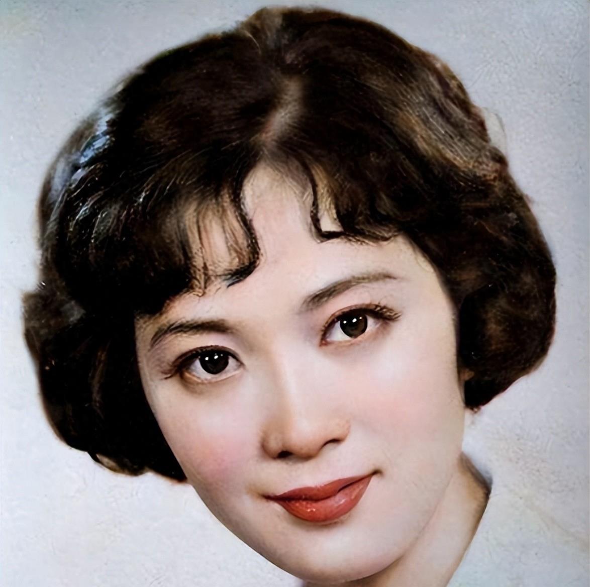 69岁龚雪自然老去太优雅,打扮时髦气质出众,果然美与年龄无关_时尚