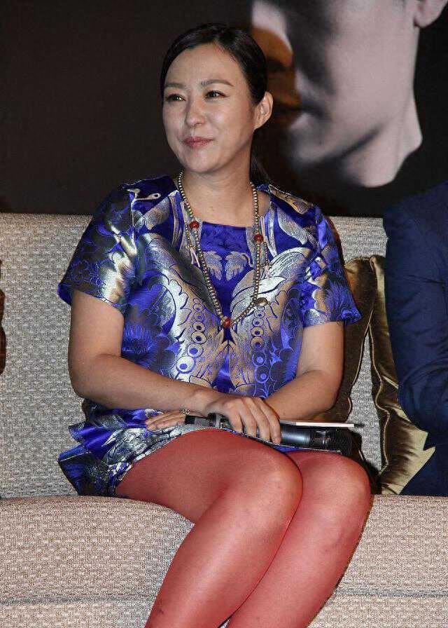 微胖大胸的女人:穿衣要掐腰,漏出黄金三角区_衣服_服装_中年