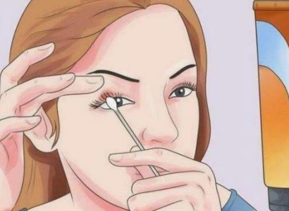 甚至有可能会带来眼部疾病,所以利用红霉素眼膏涂抹在眼上,会容易增加