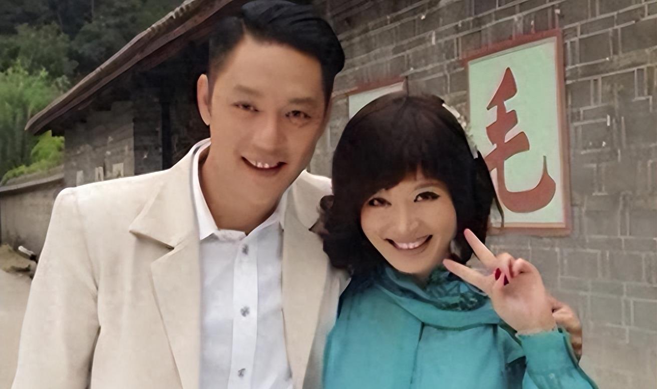 周丽淇晒一家三口幸福合照,傅程鹏满眼爱意,网友:有想过程愫吗_程肃