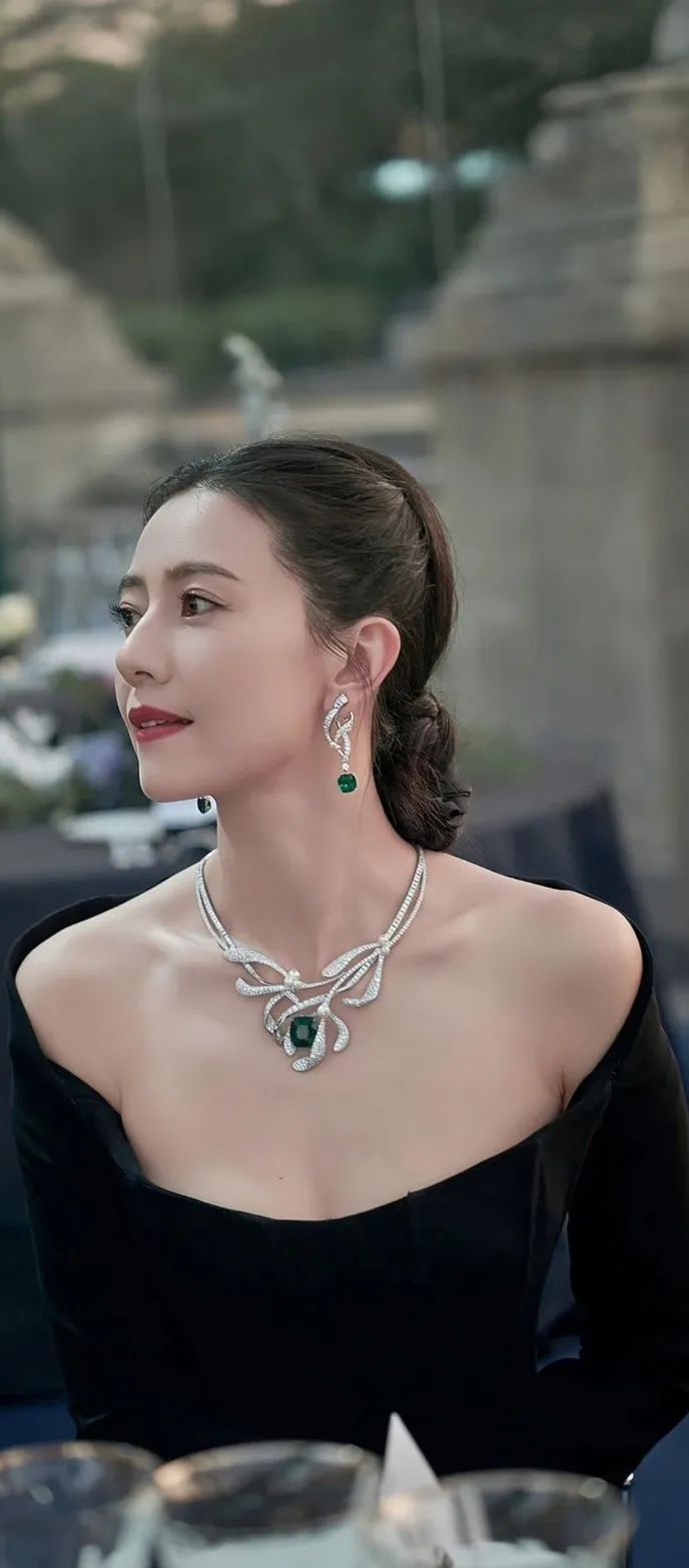 【高圆圆性感写真美图】低领露肩鱼尾裙,温婉优雅,人美如画!