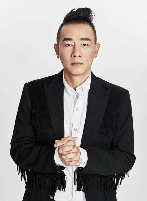 《龙堂》;5月2日,发行粤语专辑《爱妻号》,其中歌曲《叱咤红人》是其