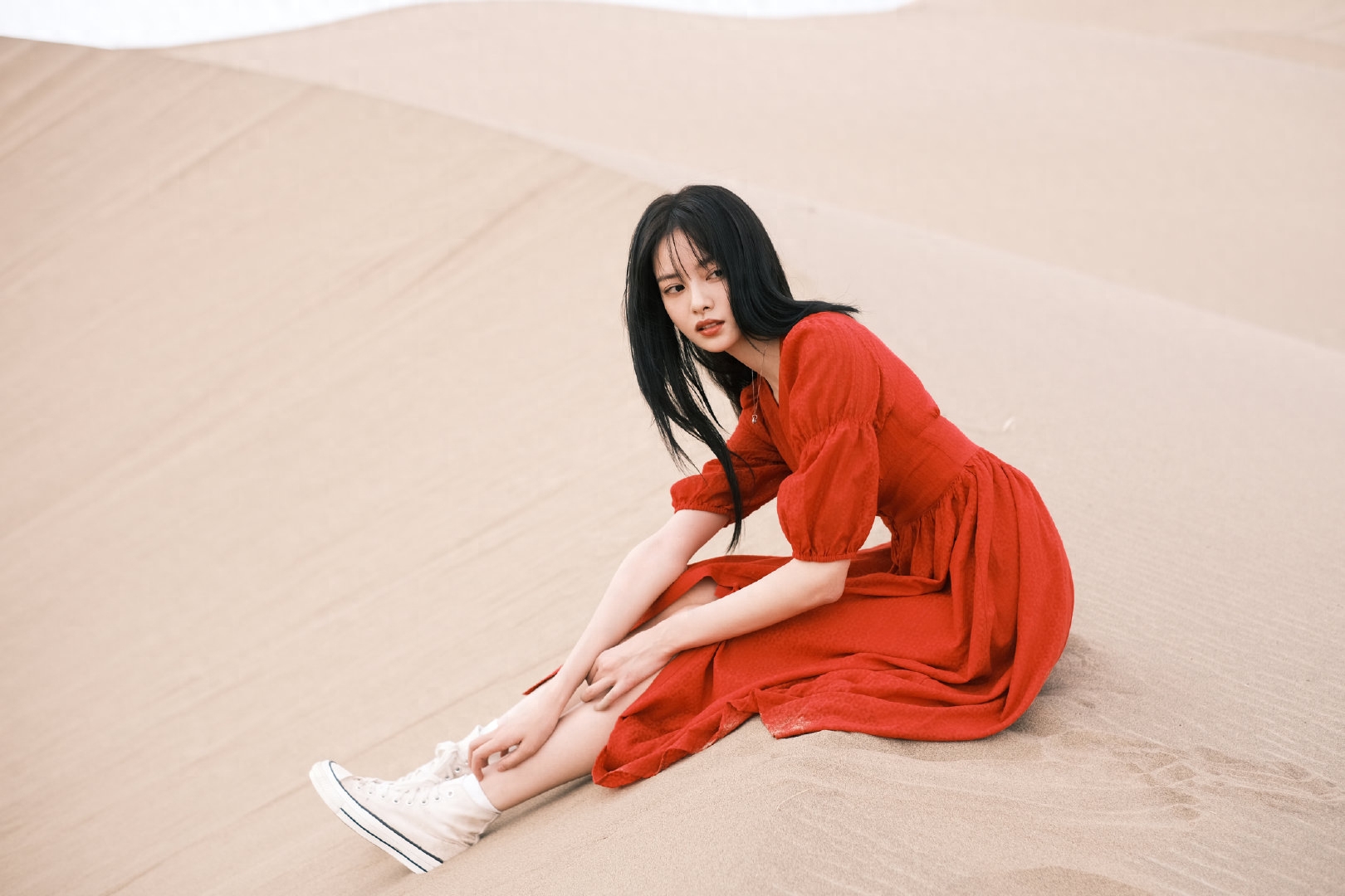 走红,《西出玉门》红裙惊艳,不愧是中戏校花_孔央_张艺上_倪妮