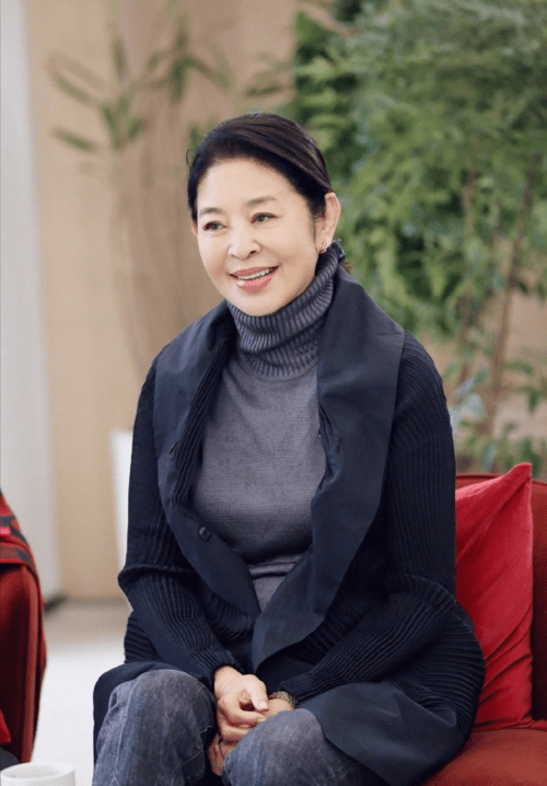 况且即便倪萍已经老去,可她优雅的气质却随着年龄的增加日渐浓郁,倪萍