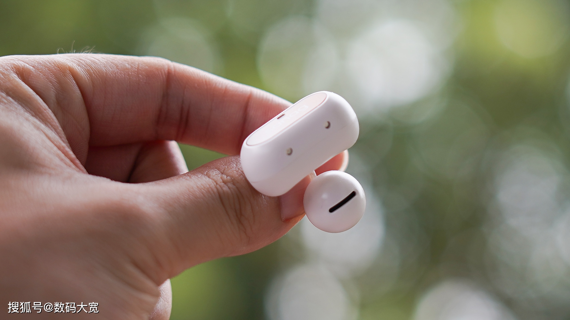 常见的骨传导耳机,是类似于发夹圈的形态,通过耳挂来承托,固定整机,以