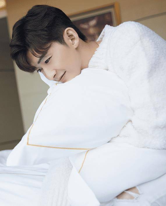 张翰悄悄官宣新剧,这次还演霸道总裁,看清女主是谁:这次必须追_徐璐