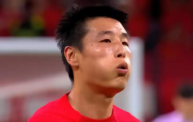 徐新原地不动,处于最佳观看进球位置,视野不错_比赛_球迷_对手