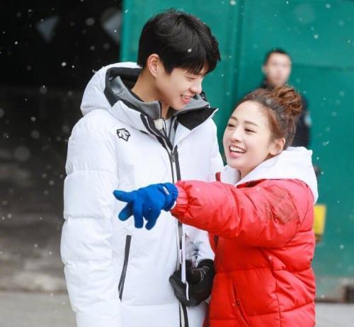 然后这个"大三角"就出现了:白敬亭,魏大勋,鬼鬼吴映洁之间不知道是谁