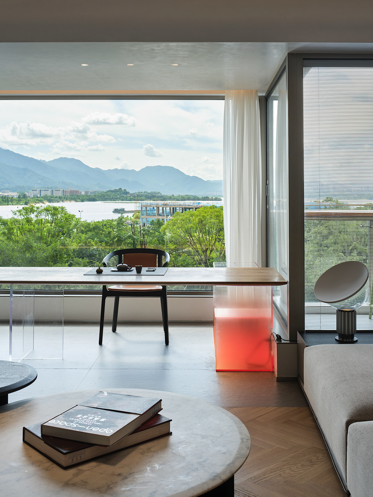 以透景设计手法巧妙将江山美景引逗入室,将空间视野最大化,让室内顿时