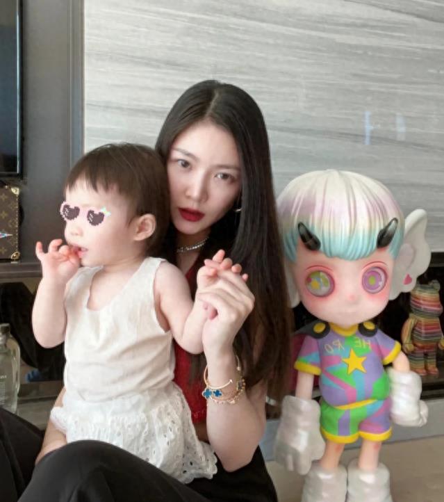 但这个行动派,却在与王灿恋爱5年后,密码箱的密码依然是前任的生日,被