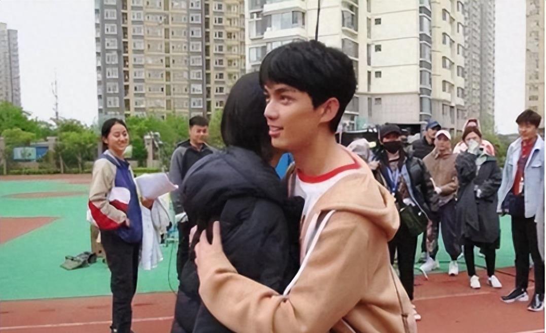 拍摄时吴磊与张子枫拥抱在一起时,张子枫的下巴正好到了吴磊的肩膀