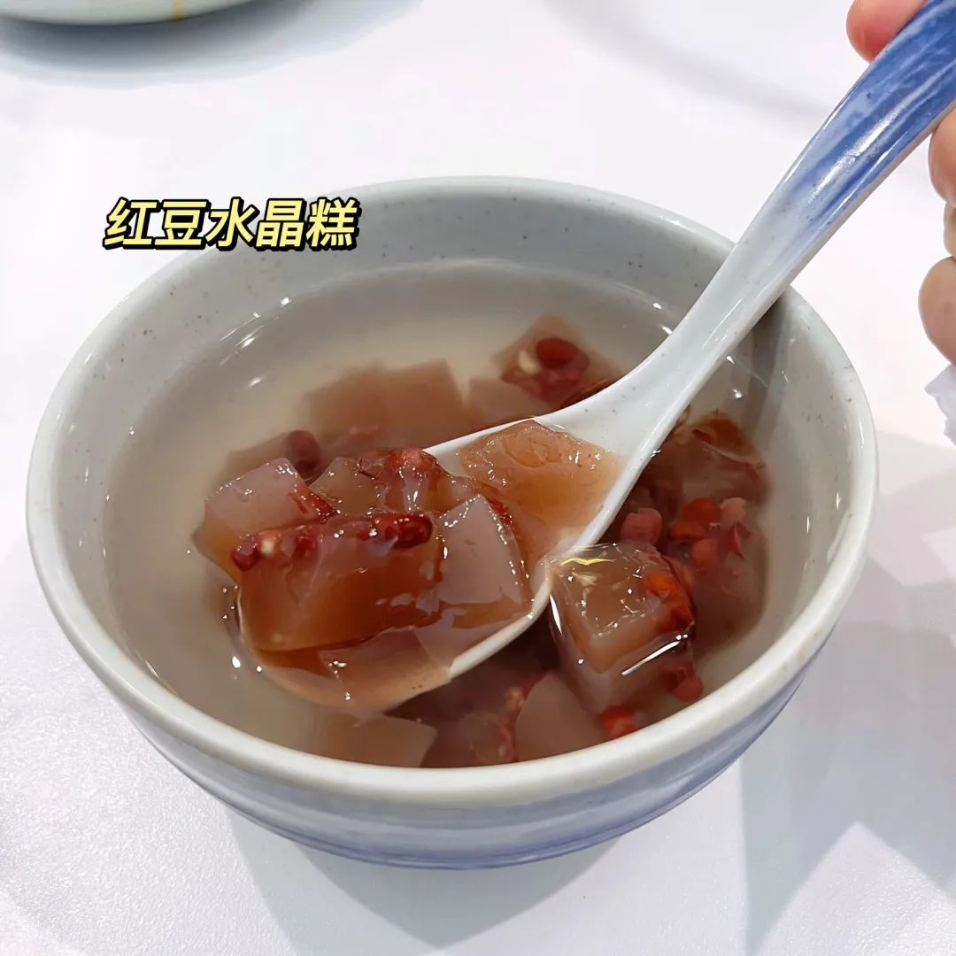 夜宵摊上吃完热辣的鸭头与凉拌粉干,最后就着冰凉解辣的水晶糕绝美,一