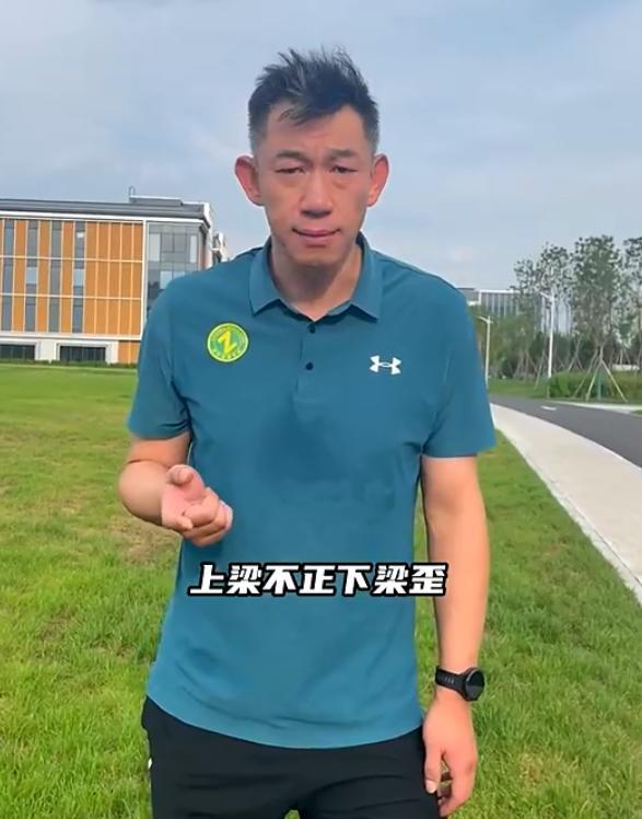 "怒瞪"球迷真相被曝光,会被开除国足吗_球员_行为_的足球