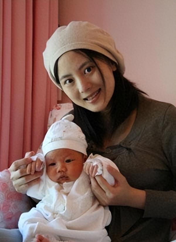 郑钧最终还是娶了刘芸,他的两个孩子,同父不同母,长相天差地别_章子怡